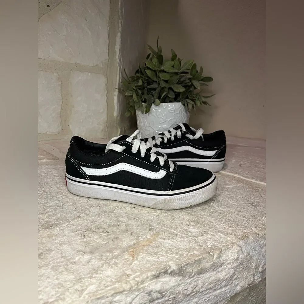 Vans old skool black/white sneakers sz 2